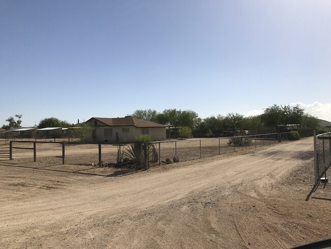 Building Photo - 36444 N 10th St - 2 Bedroom Horse Property