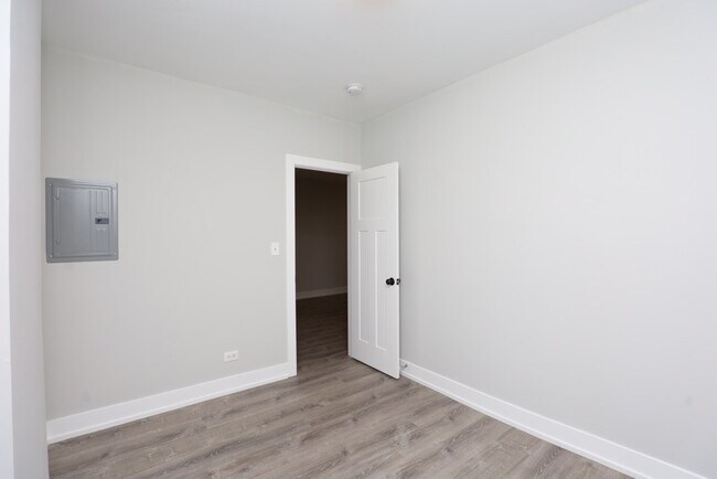 Building Photo - 716 W Brompton Ave