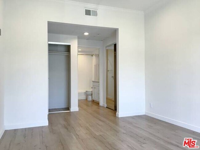 Building Photo - 301 S Swall Dr