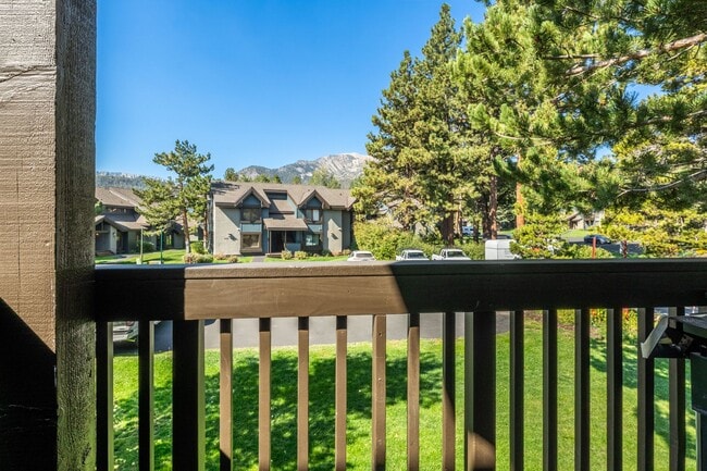 Building Photo - Spacious Snowcreek III Condo – Winter Rental