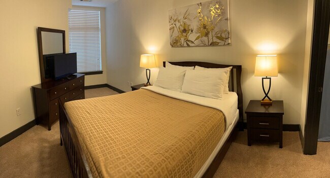 Building Photo - 425 W 5th St