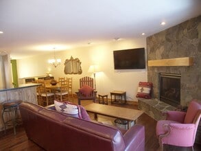 Building Photo - 3 Bedroom with a Summer Pool - Across from Champion Golf!