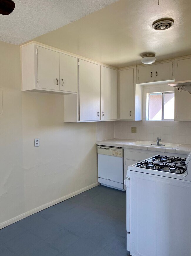 Building Photo - J &amp; R Properties-4th Street