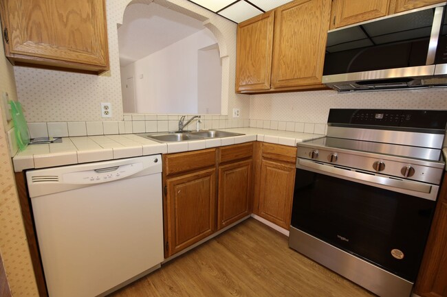 Building Photo - CENTRAL LOCATION - TROPICANA/MARYLAND AREA - 2 BED/2 BATH