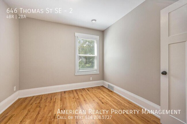 Building Photo - 646 Thomas St SE