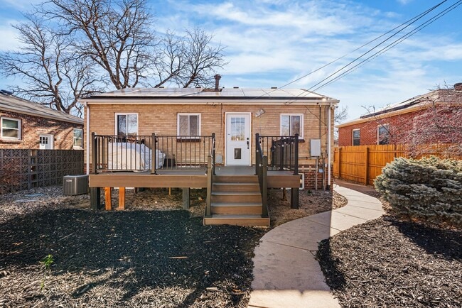 Building Photo - Available NOW! 3 Bedroom 2 Bath Beautiful Home in Sunny Side!