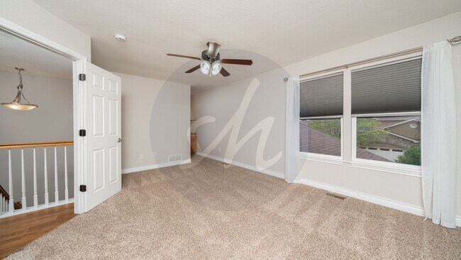 Building Photo - Modern Comfort and Functional Space