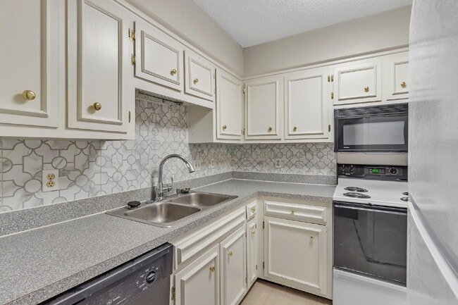 Building Photo - 764 Fox Ridge Dr