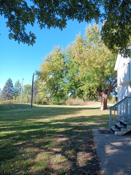 Home on 1 acre in country, close to city - 2313 Kane Rd