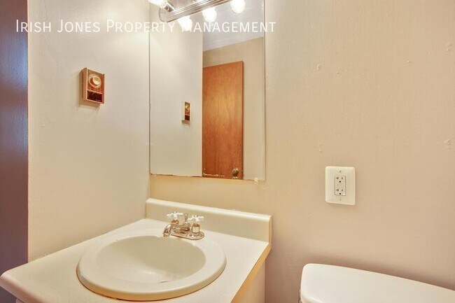 Building Photo - 5700 Glendale Dr