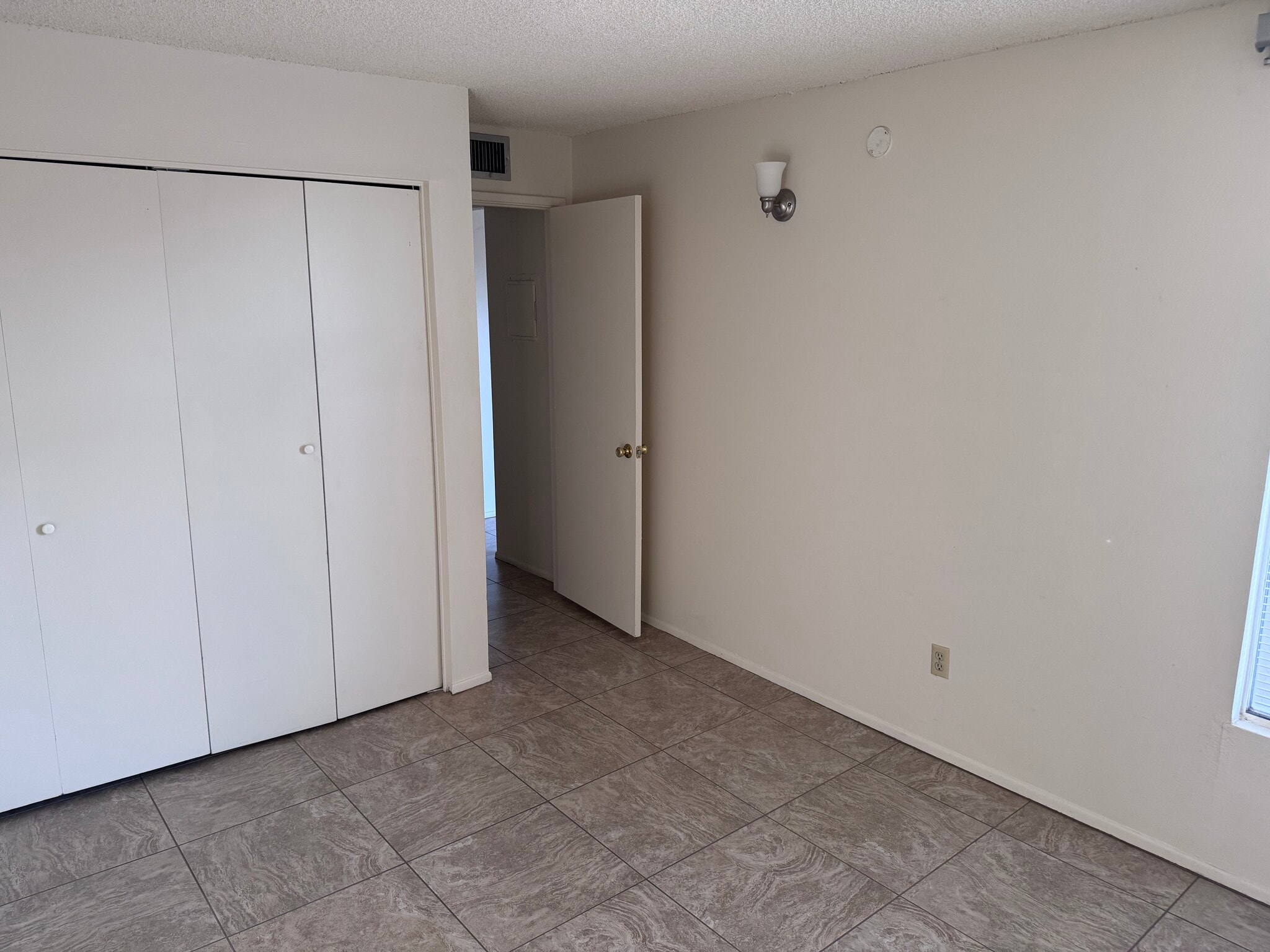 Building Photo - 3242 E Monte Vista Dr