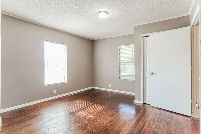 Building Photo - 5517 Kiska Ave