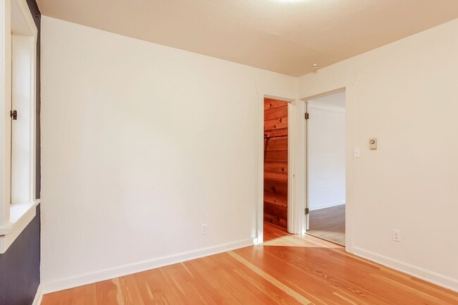 Building Photo - Charming 2 bed, 1 bath beautiful fir hardwood floors minutes to everything.