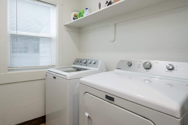 Building Photo - Centrally located fully furnished (Avail. Oct-May)