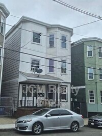 Building Photo - 192 Chestnut St