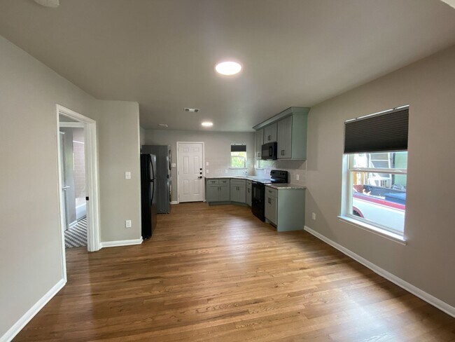 Building Photo - Super Cute, Newly Remodeled, 2bd/1bth hous...