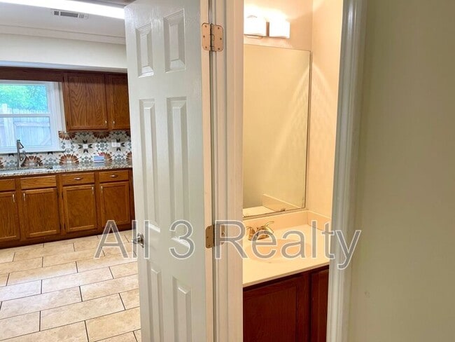 Building Photo - 696 Redland Dr