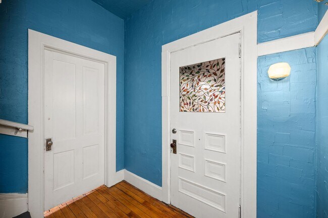 Building Photo - Centrally Located Home With Unbelievable C...