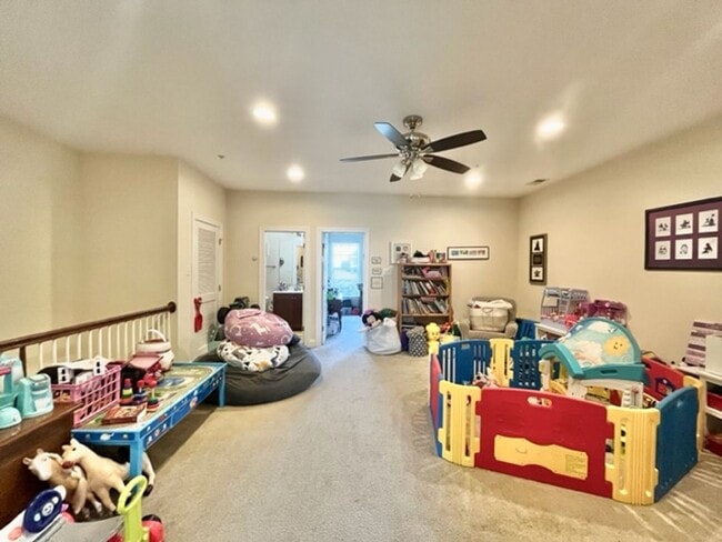 Building Photo - Very spacious and bright!