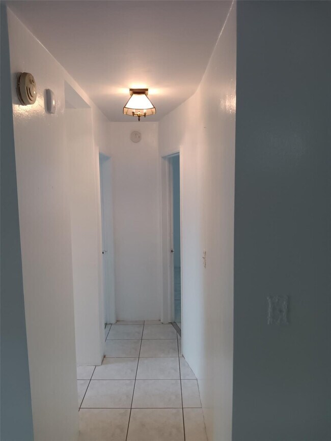 Building Photo - 120 NE 26th Ct