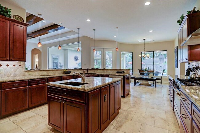 Building Photo - 1611 Lynnview Dr