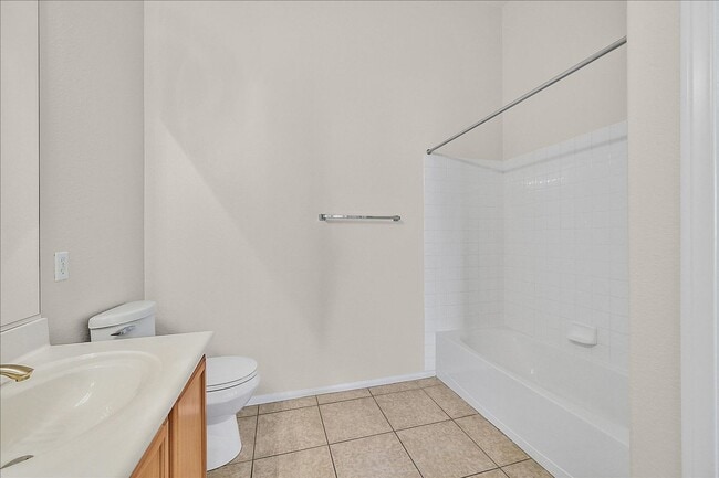 Building Photo - Gorgeous 2 Story Condo in Henderson with S...