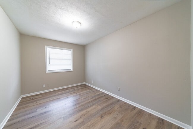 Building Photo - Coming Soon! Spacious 3 Bedroom 1 Bath!