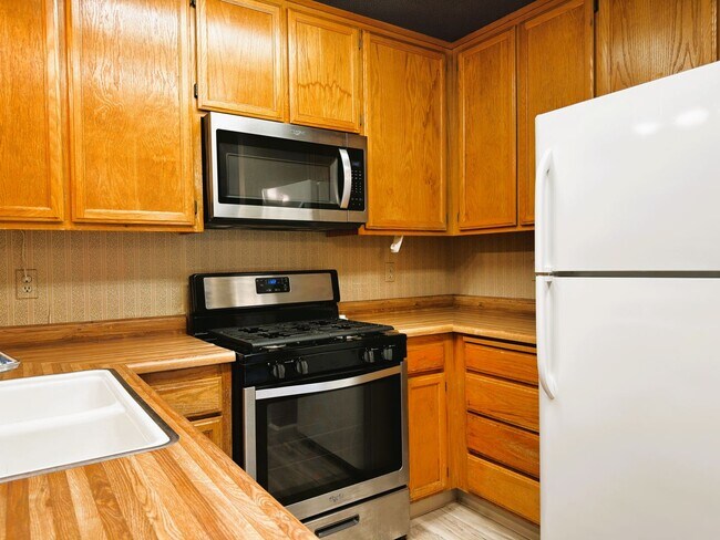 Building Photo - 180 Park Place Dr