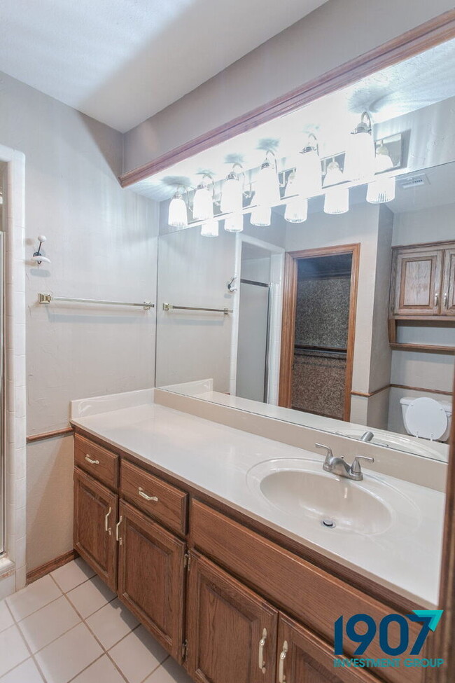 Building Photo - Three-Bedroom Home in Moore Schools