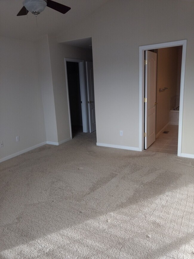 Building Photo - Magnificent and Spacious 2 bed/3 bath in G...