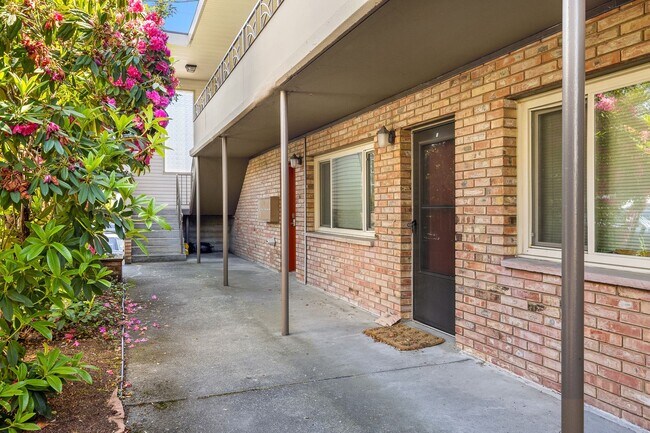 Building Photo - NEW, HIGH-END RENOVATED  1 bed / 1 bath at the Lydia in Ballard! In-Unit Laundry!