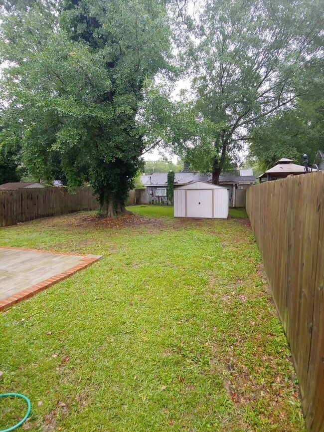 Building Photo - College students welcome