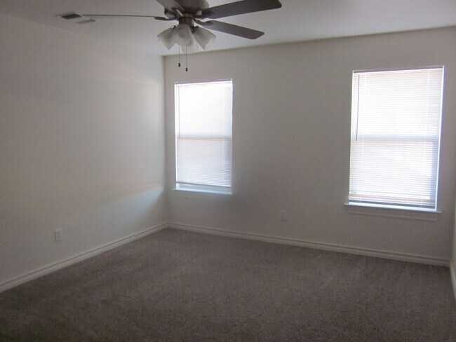 Building Photo - 1102