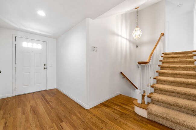 Building Photo - Spacious Two-Story 5 BD/3 BA Home in Desirable East Bluff Neighborhood