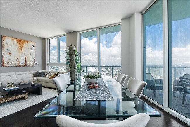 Building Photo - 1900 N Bayshore Dr