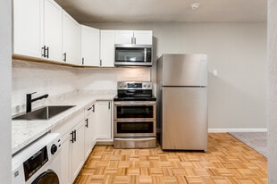 Building Photo - 1416 W Clarendon Ave