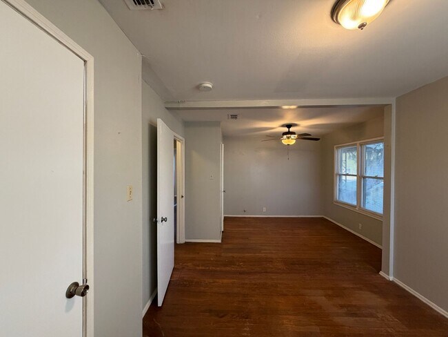 Building Photo - THREE BEDROOM TWO BATH TWO CAR GARAGE