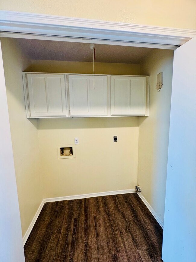 Building Photo - New Rental! 2-Story Townhome in Calallen –...