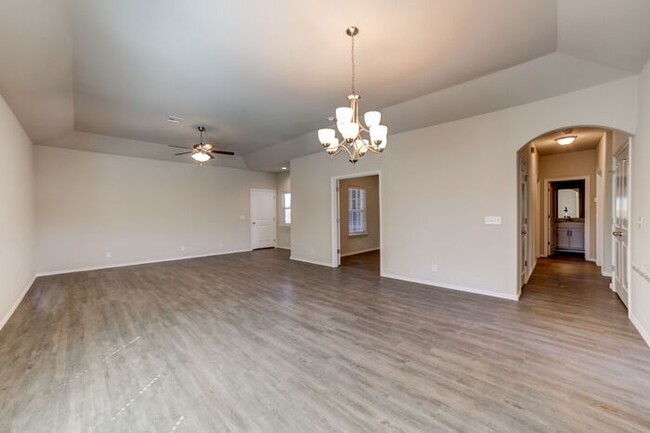 Building Photo - 3/2/2 Patio Home! Lawncare included