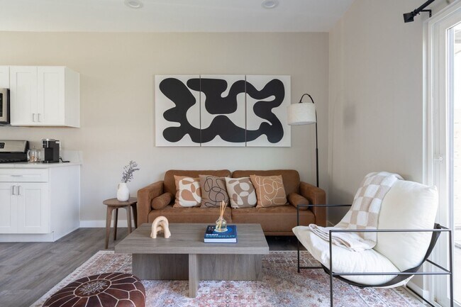 Building Photo - Spacious turfed yard!