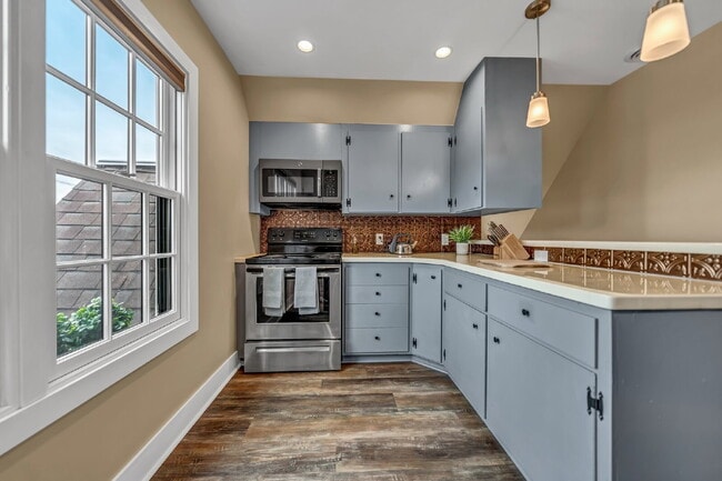 Building Photo - Furnished 1-Bedroom Upper Apartment on Main St