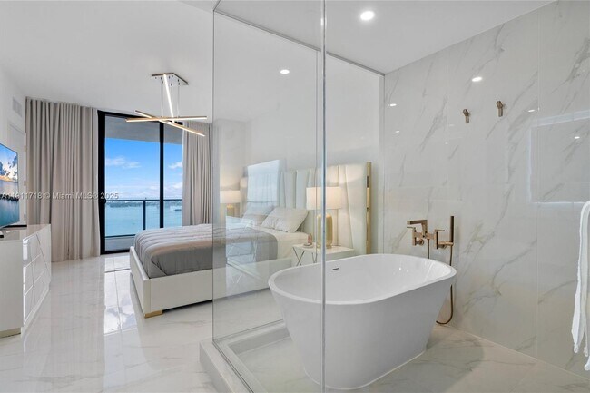 Building Photo - 700 NE 24th St