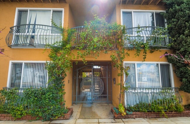Building Photo - 10736 Magnolia Blvd