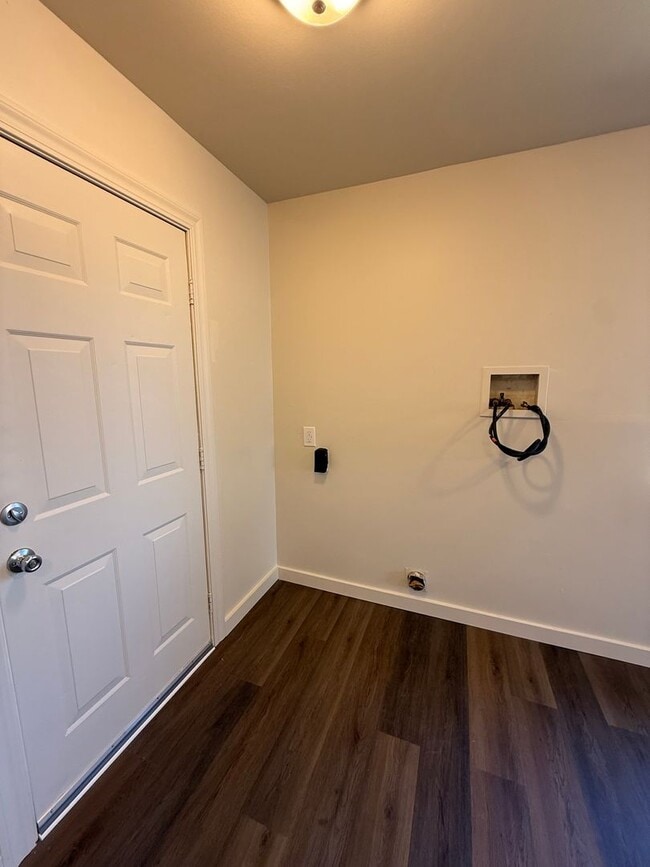 Building Photo - Newly Updated Cottage in Coquille