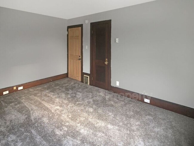 Building Photo - 930 Vine Ave