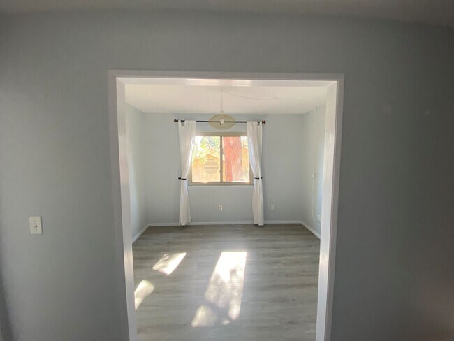 Building Photo - Completely Upgraded Townhome in Cute Neigh...