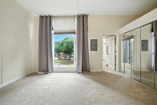 Building Photo - 696 Mowbray Arch