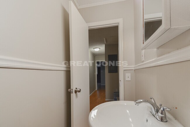 Building Photo - Charming 3 Bedroom in Williamston!
