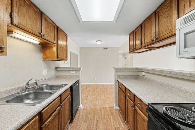 Building Photo - 2 bedroom 2 bathroom Top-Floor Condo with Balcony, Storage & Parking