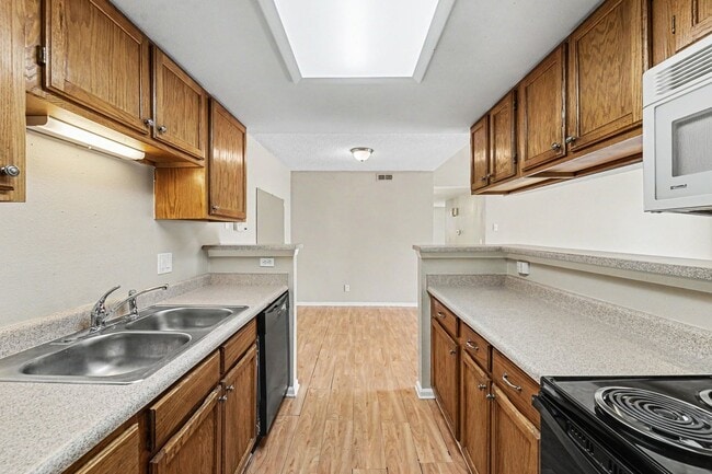 Building Photo - 902 S Walden St